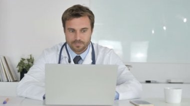 Doktor laptopta çalışıyor.