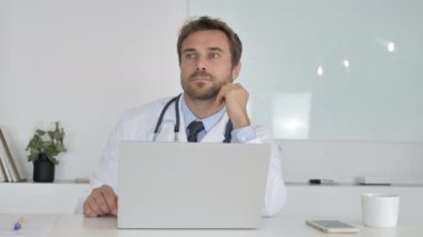 Dalgın Doktor Kliniği oturuşta ve düşünme
