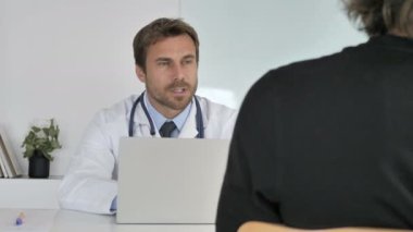 Hastanın Kliniği ile konuşurken doktor