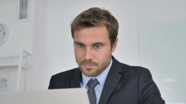 Dizüstü bilgisayarda çalışan İşadamının kapanışı