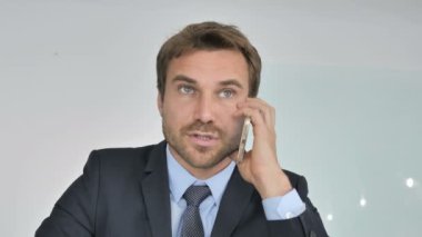 Müşteri ile müzakere işadamı Talk telefon yakın çekim