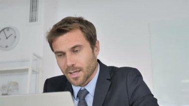 Görüntülü sohbet ofiste iş işadamı kapatmak