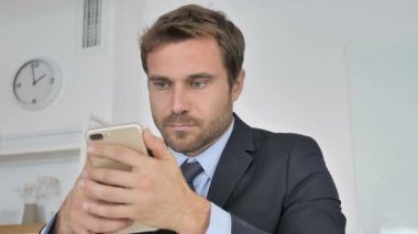 Şokta merak Smartphone kullanarak iş adamı yakın çekim