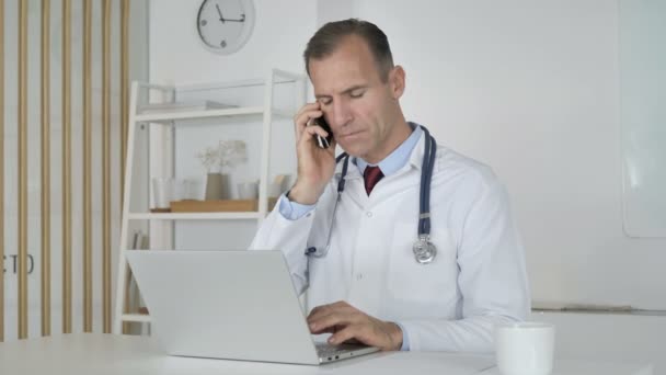 Médico Falando Telefone Com Paciente Discutindo Relatório Médico — Vídeo de Stock