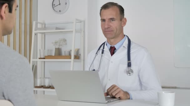 Lekarz Rozmawia Pacjentem Omawianie Problemów Zdrowotnych — Wideo stockowe
