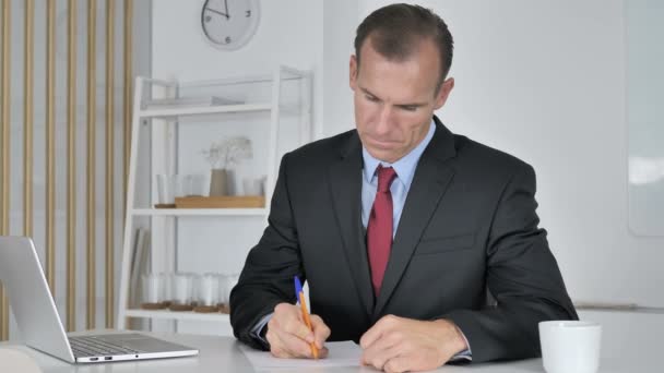 Middle Aged Businessman Writing Documents Office — Stock Video
