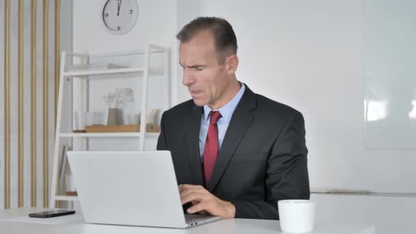 Środku Wieku Biznesmen Ziewanie Podczas Pracy Laptopie — Wideo stockowe