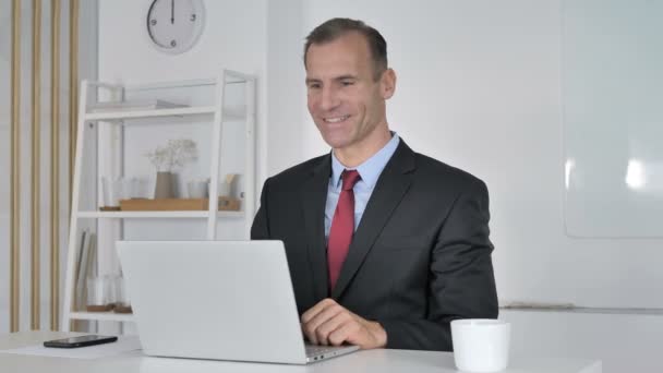 Chat Vidéo Dans Bureau Par Homme Affaires Moyen Âge — Video