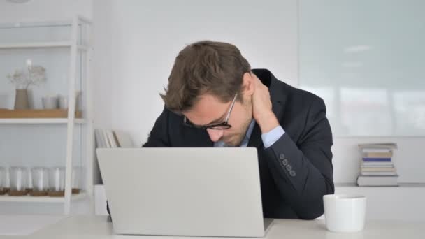 有颈部疼痛的商人在笔记本电脑上工作 — 图库视频影像