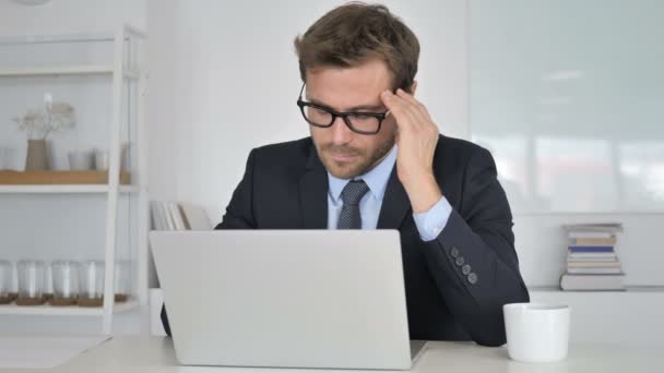 Kopfschmerzen Geschäftsmann Stress Bei Der Arbeit — Stockvideo