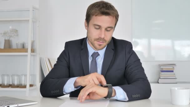 Biznesmen Pomocą Zegarka Smartwatch Przeglądanie Trybie Online — Wideo stockowe