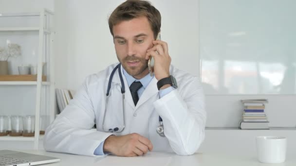 Medico Parlare Telefono — Video Stock