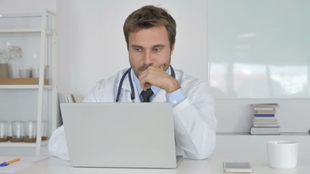 Medico Pensieroso Che Pensa Che Lavora Sul Computer Portatile — Video Stock