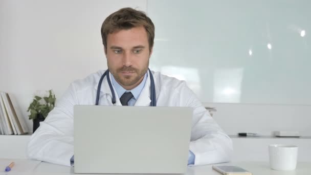 Orvos Dolgozik Laptop — Stock videók