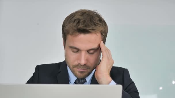 Ból Głowy Close Biznesmen Problemami — Wideo stockowe