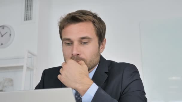 Close Pensive Businessman Pensando Trabalho — Vídeo de Stock