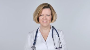 Kameraya bakarak eski doktor gülümseyen portresi
