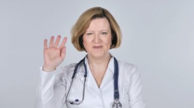 Yaşlı Doktor, beyaz arka plan tarafından online görüntülü sohbet