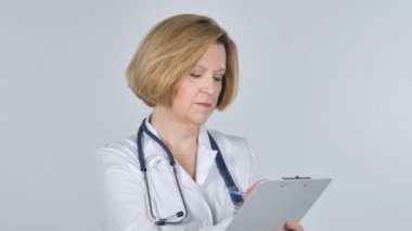 Doktor meşgul yazma tedavi beyaz arka plan üzerinde