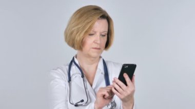 Eski tarama Smartphone, beyaz arka plan doktor
