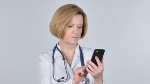 Vieux Docteur Naviguant Sur Smartphone Fond Blanc — Video