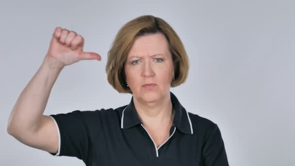 Portret van oude vrouw gebaren duim omlaag — Stockvideo