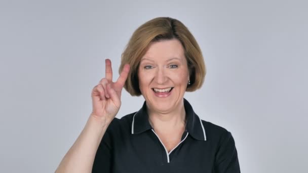 Портрет старої жінки жестів знак перемоги — стокове відео