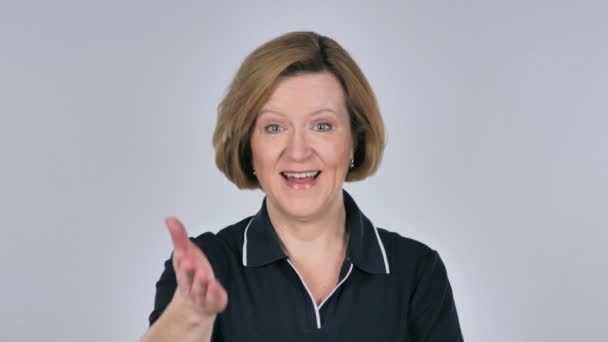 Portrét stará žena pozvat zákazníky s oběma rukama — Stock video