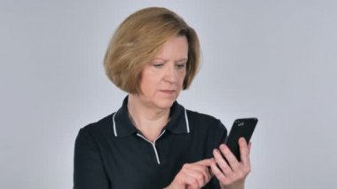 Yaşlı kadın tepki Smartphone kullanarak süre kaybı