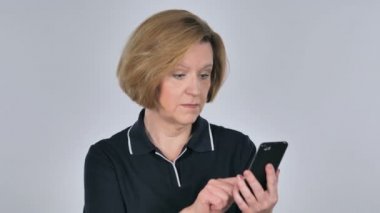 Yaşlı kadın Smartphone kullanarak süre şokta