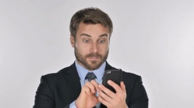 İşadamı Excited Smartphone kullanarak süre başarı için