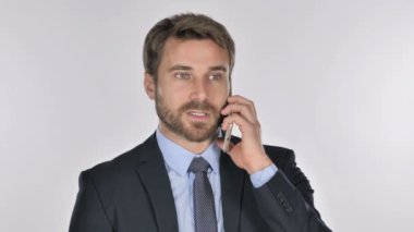 Smartphone'da müşteriyle konuşurken işadamı