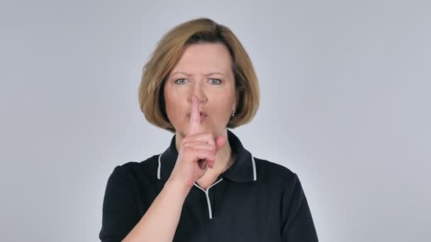 Portret Van Oude Vrouw Gebaren Stilte Vinger Lippen — Stockvideo