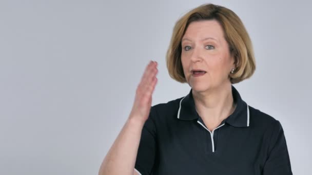 Portræt af kvinde viser produkt på side, hvid baggrund – Stock-video