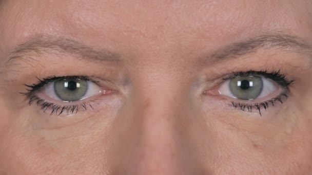 Närbild Blinkande Vackra Ögon Gammal Kvinna — Stockvideo