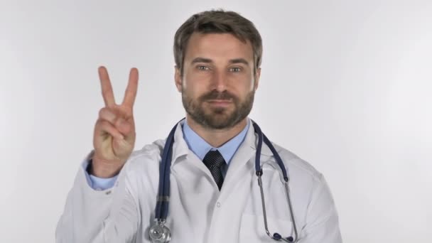 Porträt Des Arztes Gestikuliert Siegeszeichen — Stockvideo