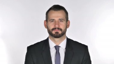 Kameraya, beyaz arka planı arıyorum ciddi sakal işadamı