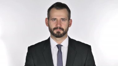 Orta parmak gösterilen sakal işadamı portresi