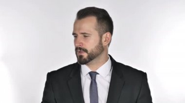Beyaz arka plan üzerinde esneme yorgun sakal işadamı