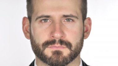 Ciddi sakal işadamı yüzü, beyaz arka planı kapat