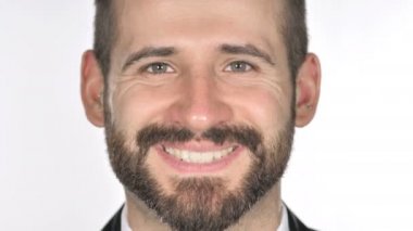 Sakal işadamı yüzü, beyaz arka plan gülümseyen yakın çekim