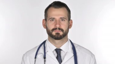 Doktor kameraya, beyaz arka planı arıyorum