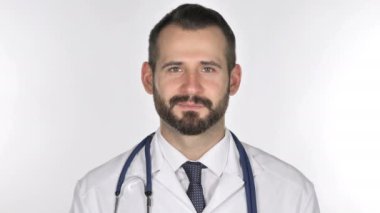 Kameraya bakarak gülümseyen doktor portresi