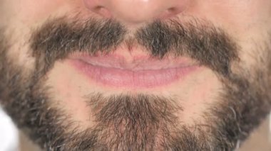 Sakallı adam, beyaz arka plan dudakları gülümseyen yakın çekim