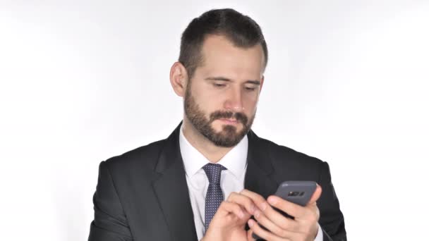 Beard Affärsman Upphetsad För Framgång Medan Använder Smartphone — Stockvideo