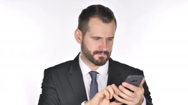 Beard Affärsman Reagerar Förlust Medan Använder Smartphone — Stockvideo
