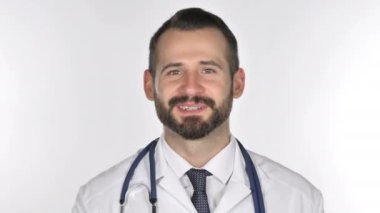 Doktor, beyaz arka plan tarafından online görüntülü sohbet