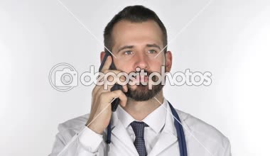 Yaşlı Doktor Smartphone, beyaz arka plan üzerinde konuşuyor