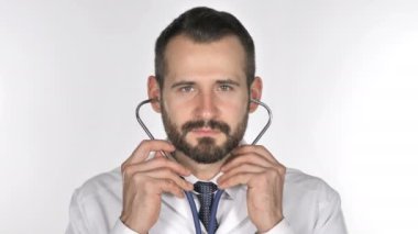 Giyen stetoskop, beyaz arka plan doktor