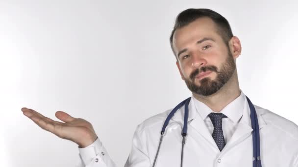 Arzt Zeigt Produkt Der Seite Weißer Hintergrund — Stockvideo